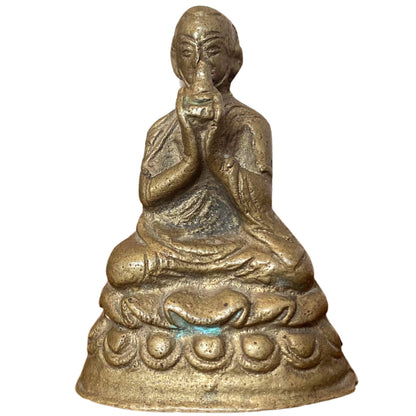 Vooraanzicht van een zittende Mahasiddha of Lama met uniek handgebaar bij de mond.
