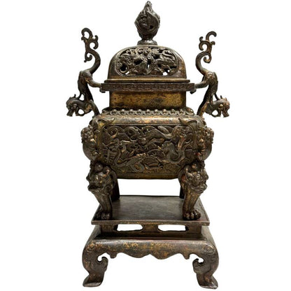 Frontaanzicht van de complete driedelige antieke Chinese bronzen Fangding wierookbrander uit de Qing dynastie met opengewerkt deksel op de originele bronzen sokkel.