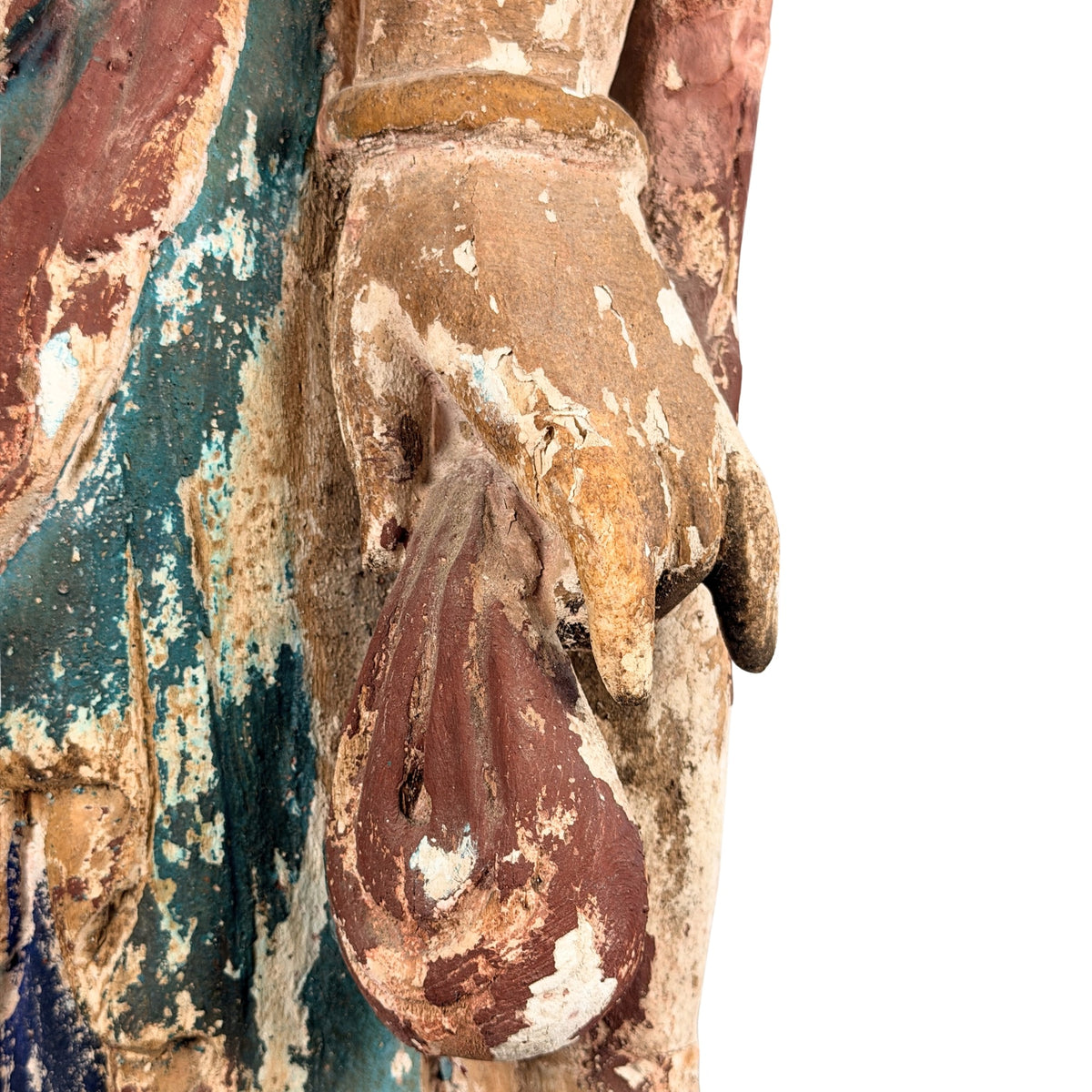 Detail van borst, ketting en meerlaagse oude polychromie