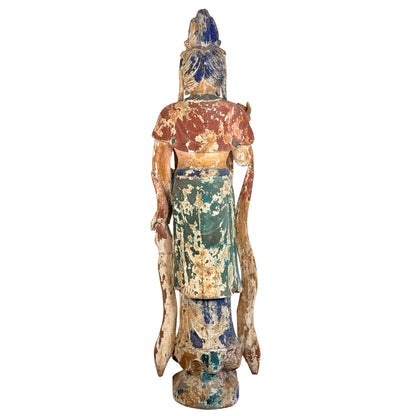 Monumentale antieke Chinese Guanyin in driekwart aanzicht links
