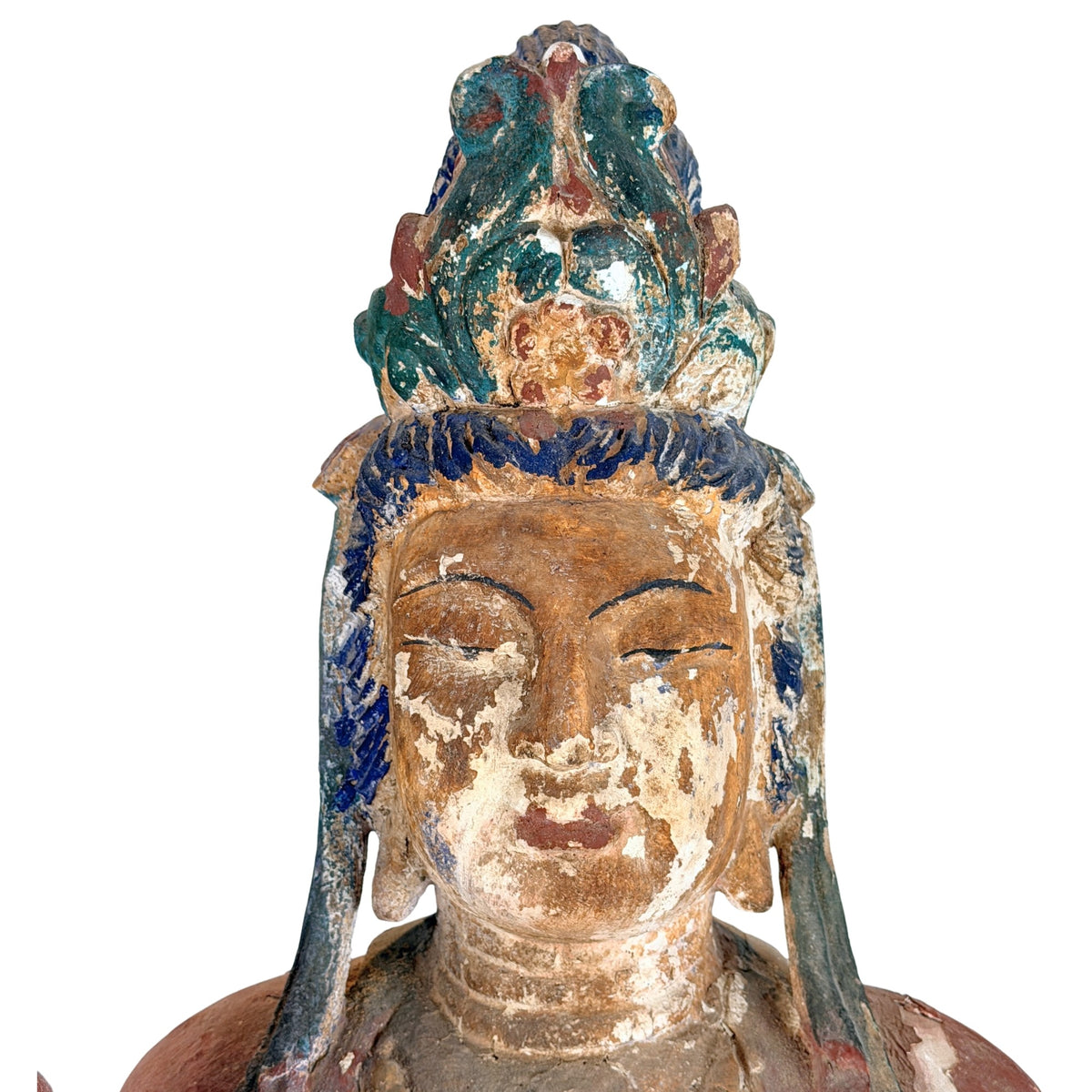 Detail van gezicht en hoofdtooi van antieke Chinese Guanyin in polychroom hout
