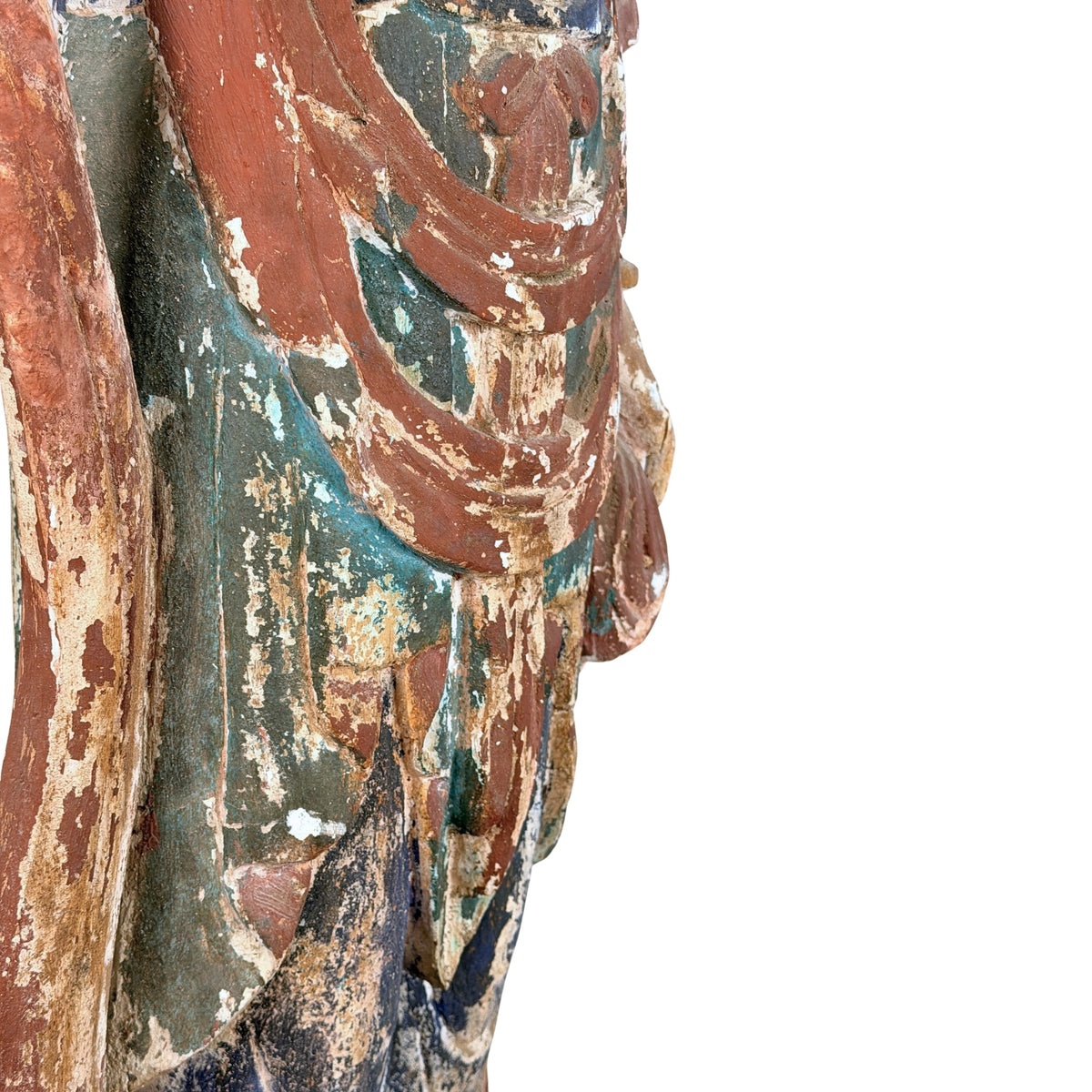 Detail van polychroom gewaad en sjerp van antieke Chinese Guanyin