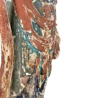 Detail van polychroom gewaad en sjerp van antieke Chinese Guanyin