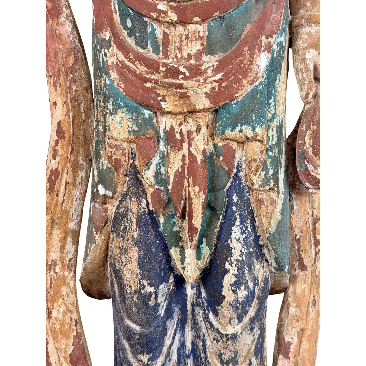 Detail van oude polychromie op gewaad van antieke Chinese Guanyin