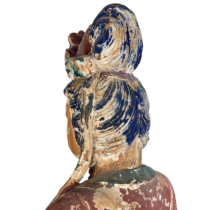 Detail van rode mantel en oude grondlaag op antieke Chinese Guanyin