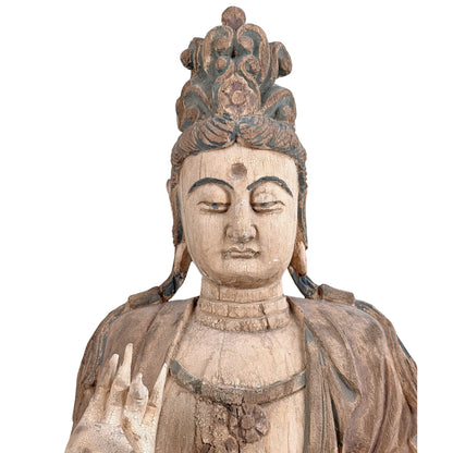 Detail van gezicht en hoge coiffure van antieke Chinese Guanyin