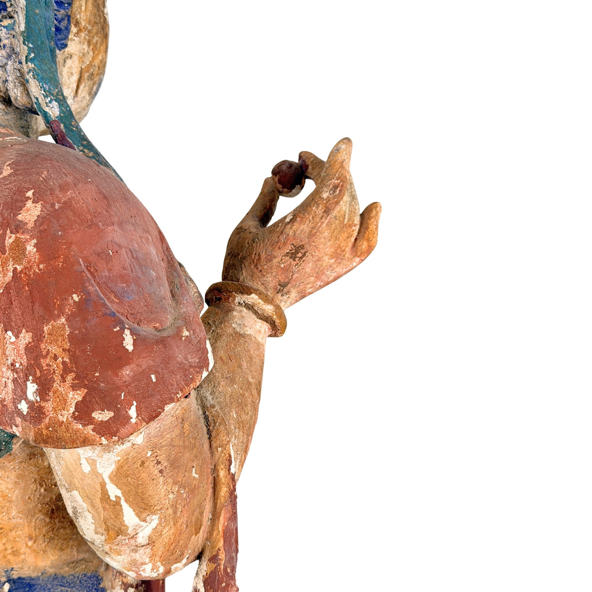 Detail van schouders en rode mantel aan achterzijde van antieke Chinese Guanyin