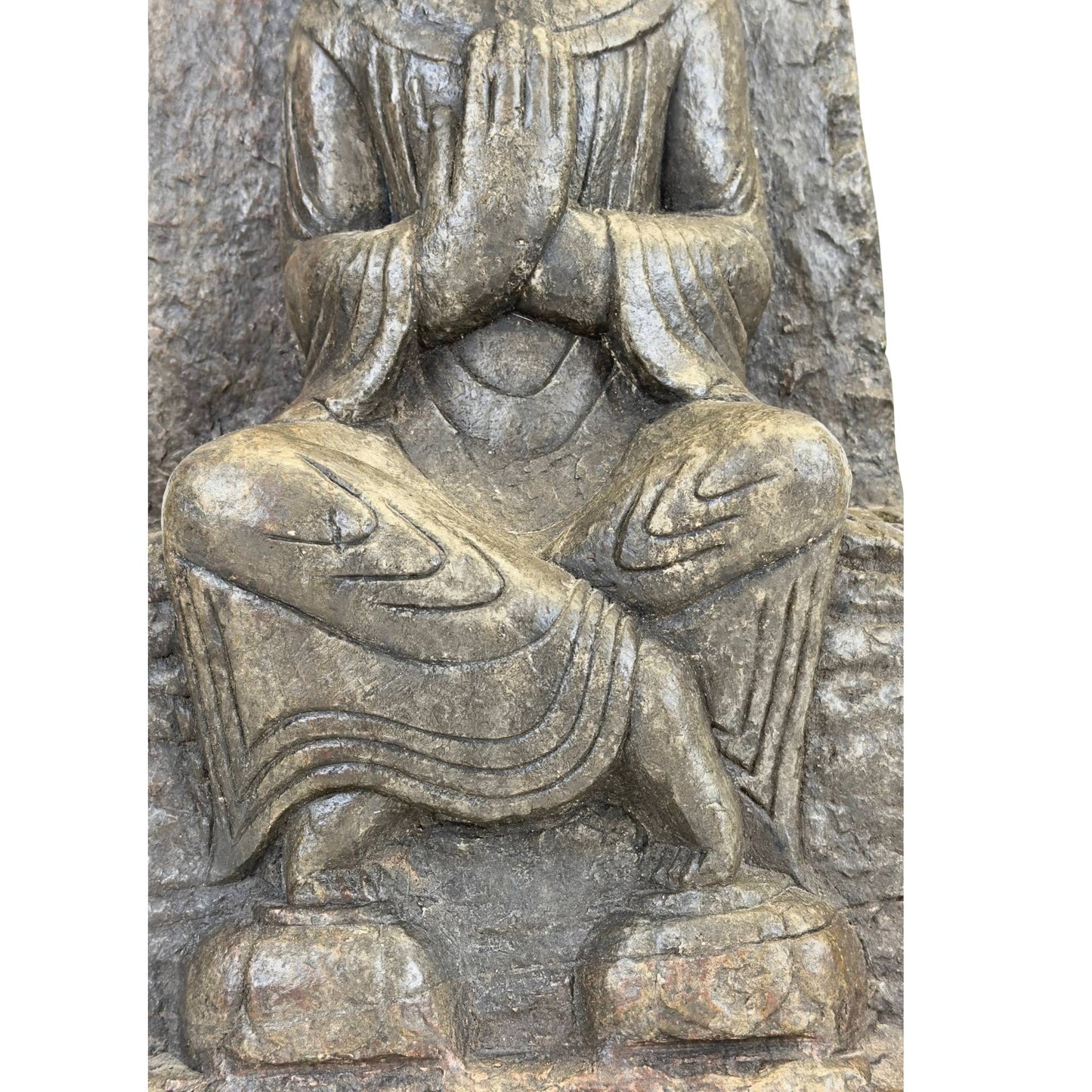 Detail van de gekruiste voeten van Guanyin rustend op twee afzonderlijke lotussteunen