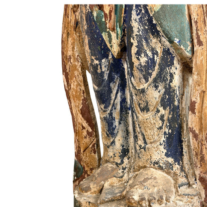 Detail van voeten, gewaad en sokkel van antieke Chinese Guanyin