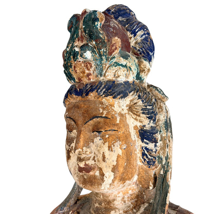 Volledig linkeraanzicht van monumentale antieke Chinese Guanyin