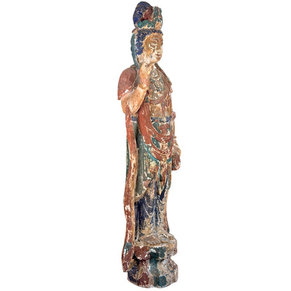 Volledig linker zijaanzicht van monumentale antieke Chinese Guanyin