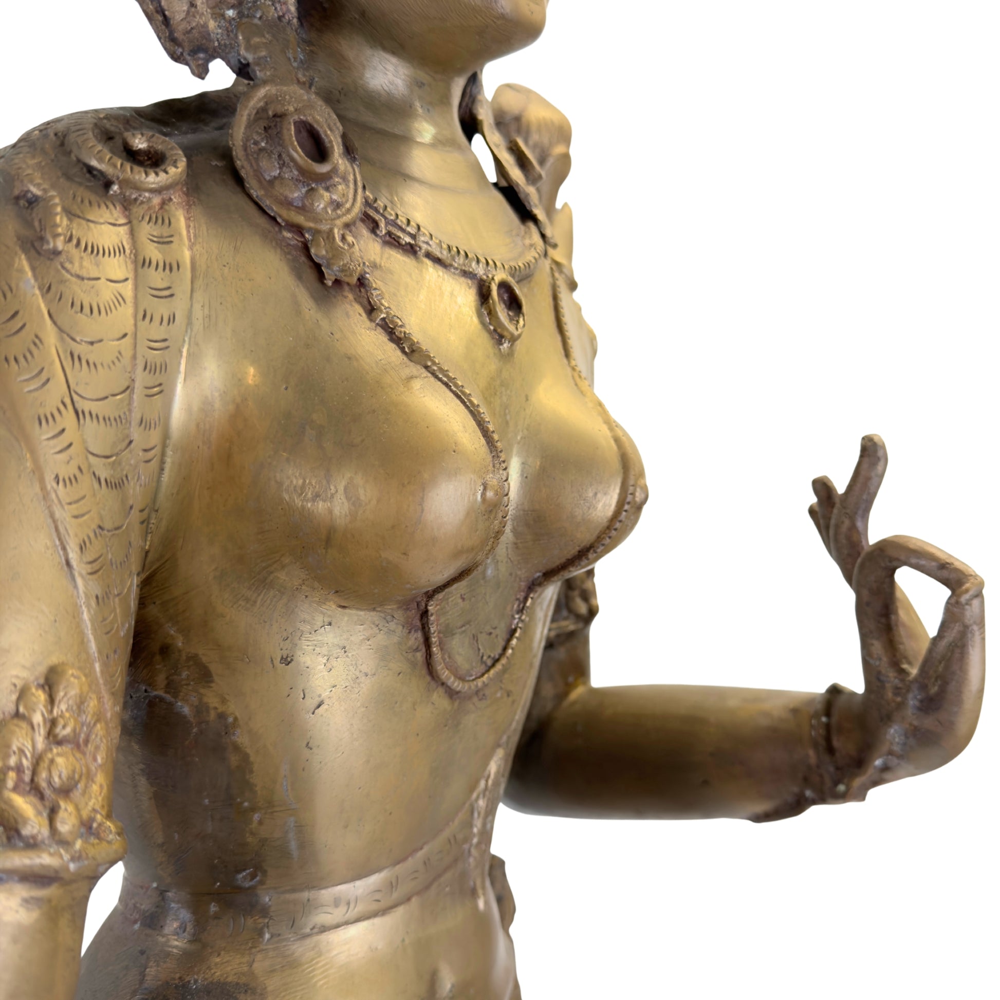 Detail van het bovenlichaam met sieraden en vuurvergulding van een antieke Groene Tara uit Nepal.