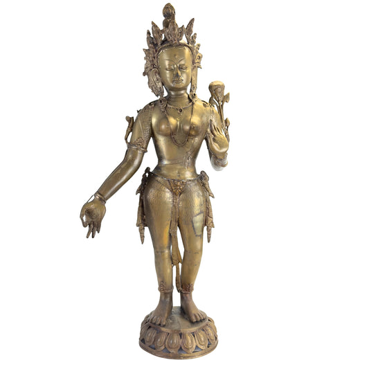 Antieke Groene Tara uit Nepal, waarschijnlijk 18e eeuw, met resten van vuurvergulding en lotusstengel, vooraanzicht.