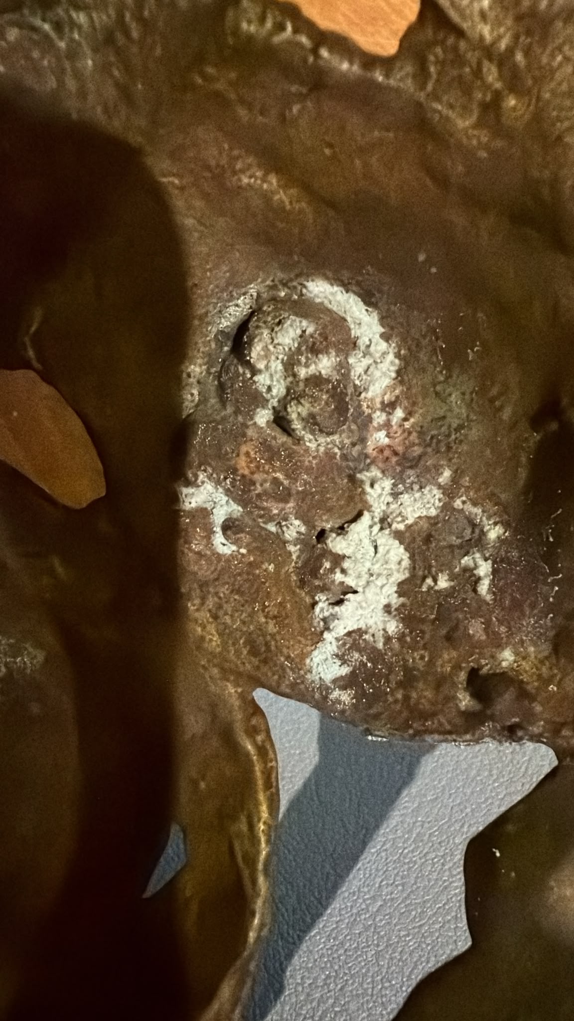 Detail van oude witte mineraalafzetting op een antieke Groene Tara uit Nepal, ontstaan door langdurige natuurlijke veroudering van het brons.