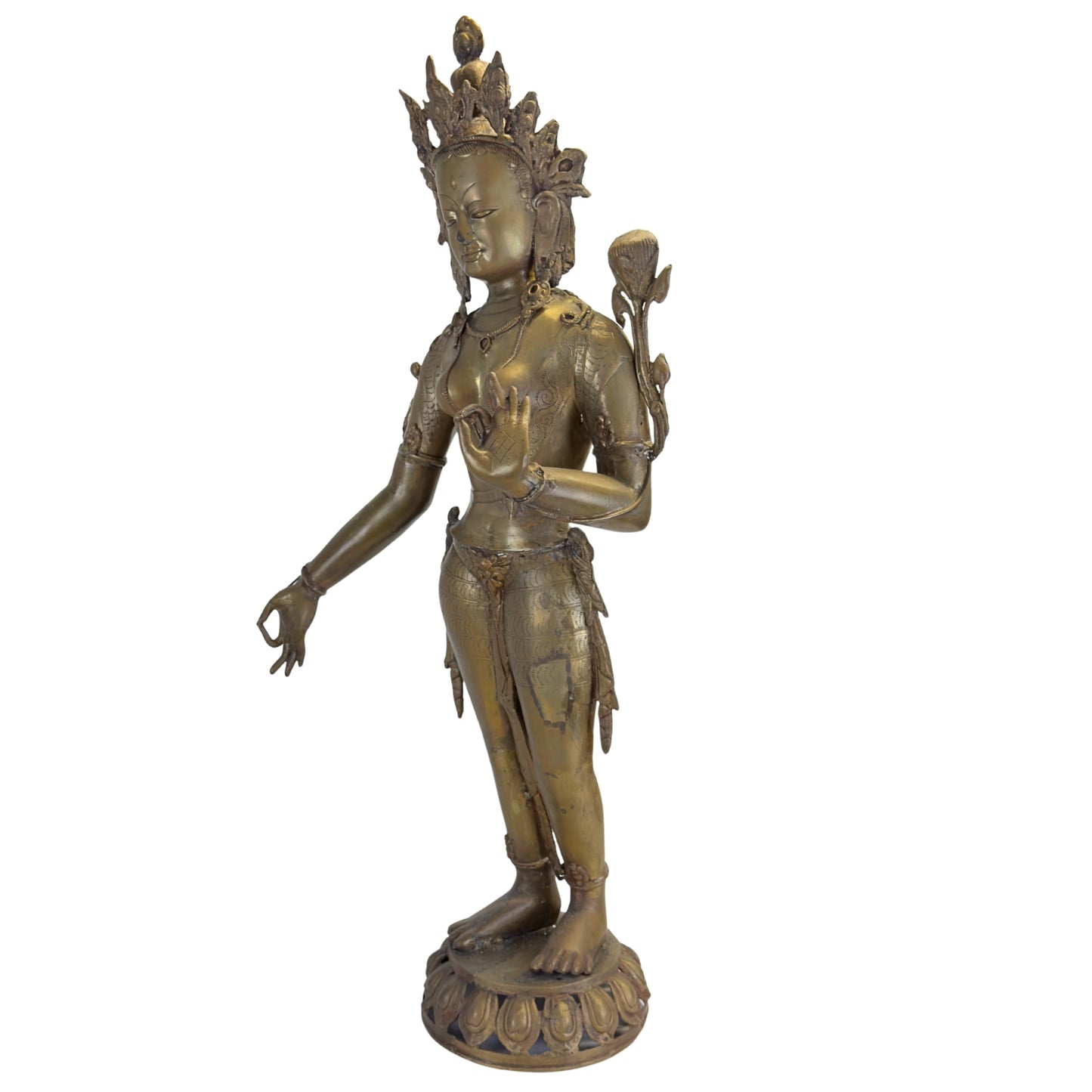 Detail van de rechterhand met gegraveerd vajra-symbool en lotusbloem van een antieke vuurvergulde Groene Tara uit Nepal.