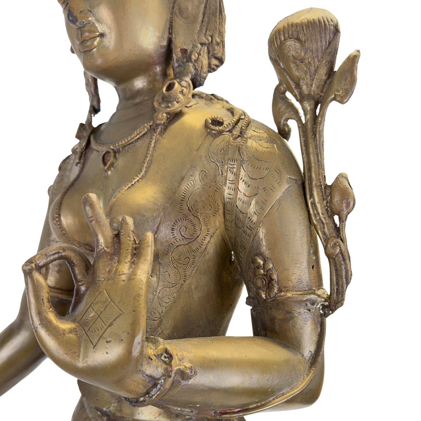 Detail van het bovenlichaam, de vajra-markering in de hand en de lotusstengel van een antieke Groene Tara uit Nepal.