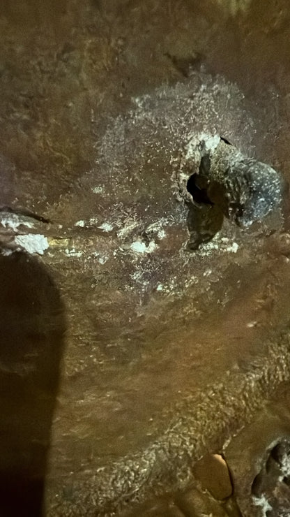 Detail van oude witte minerale zoutafzetting op een antieke Groene Tara uit Nepal, ontstaan door natuurlijke veroudering en langdurige oxidatie.