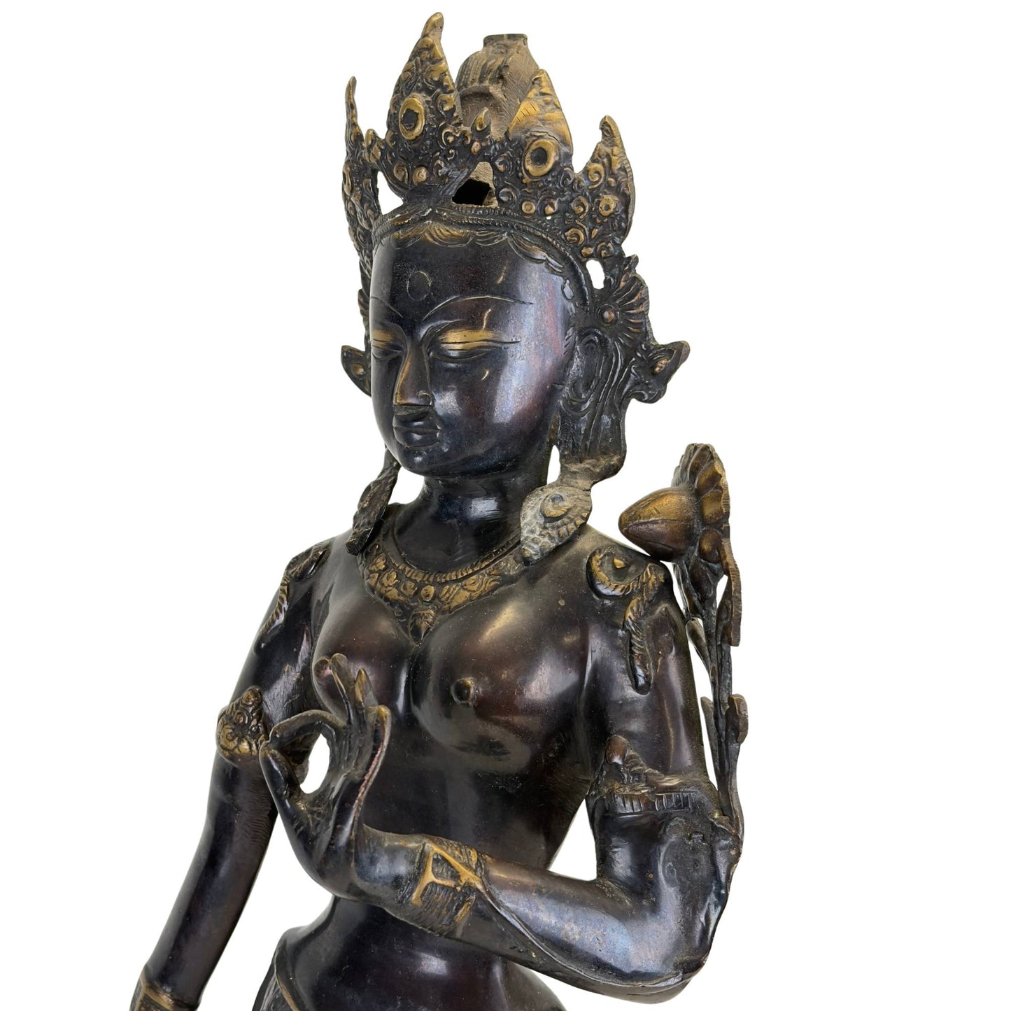 Close-up van het gezicht en de buste van een antieke bronzen Groene Tara uit de Kathmandu-vallei, Nepal, met oorspronkelijke vuurvergulding, zwarte Newar-patina en rijk gedetailleerde kroon.