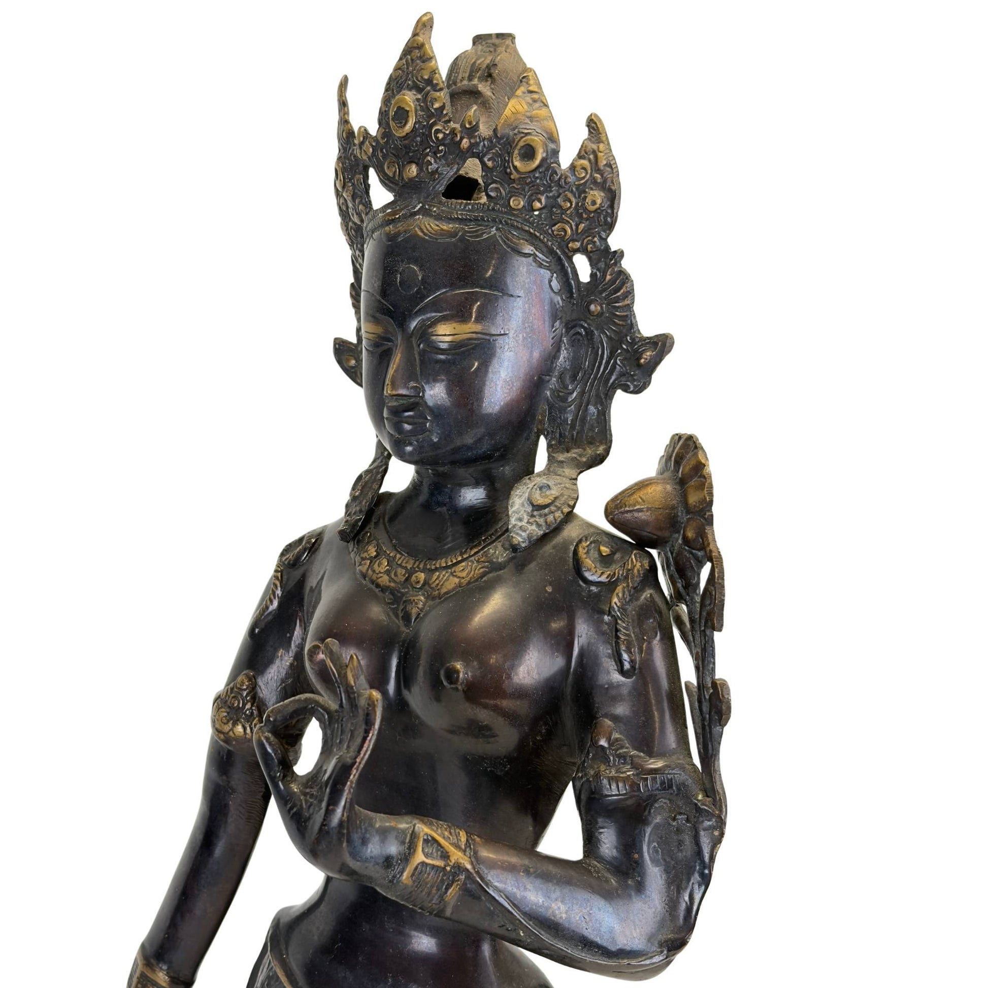 Close-up van het gezicht en de buste van een antieke bronzen Groene Tara uit de Kathmandu-vallei, Nepal, met oorspronkelijke vuurvergulding, zwarte Newar-patina en rijk gedetailleerde kroon.