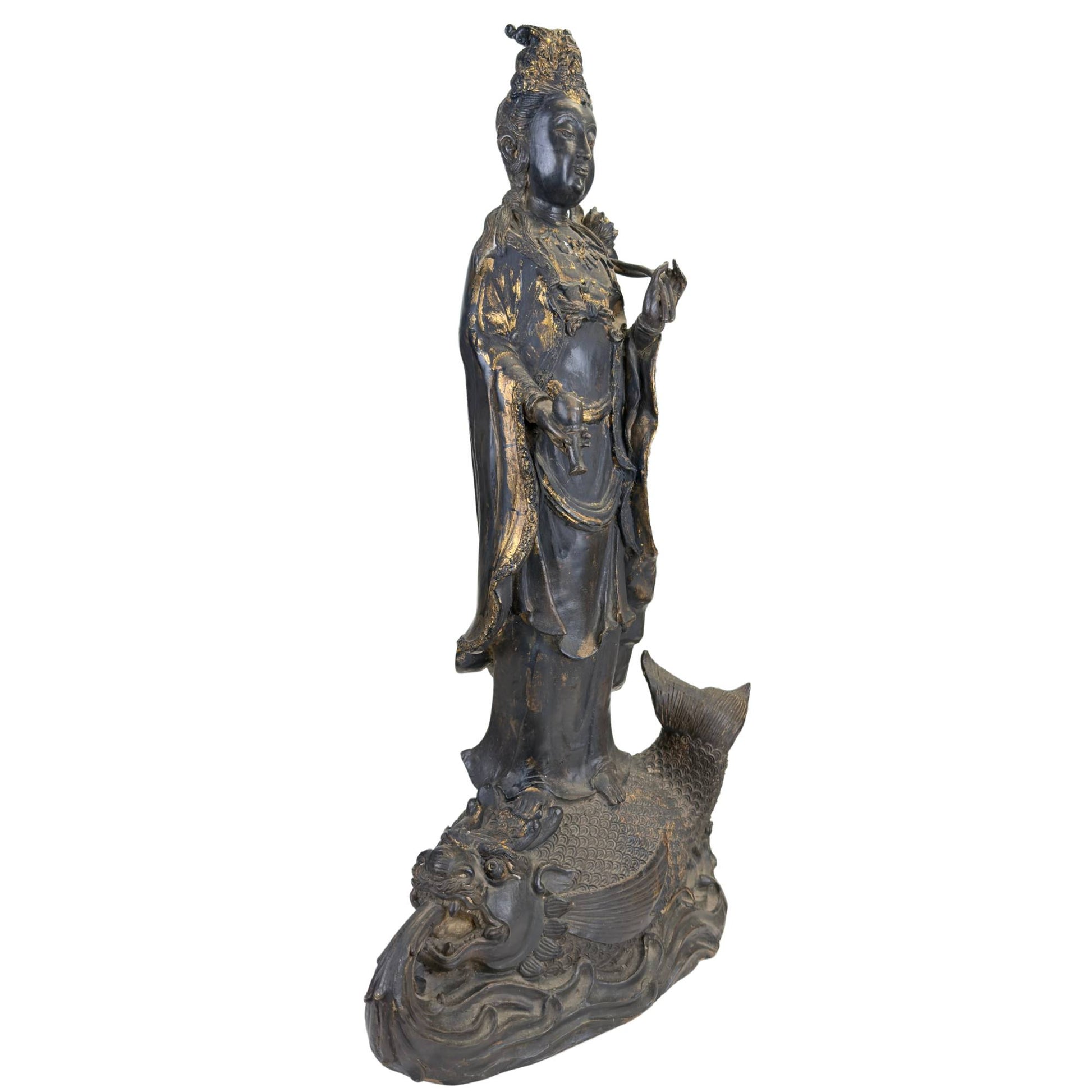 Antieke Guanyin op draakvis-waterbasis, uitgevoerd in gelakt hout met oude verguldingsresten