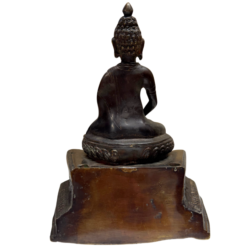 Antieke vuurvergulde Shakyamuni boeddha uit de Himalaya traditie als tempelbeeld