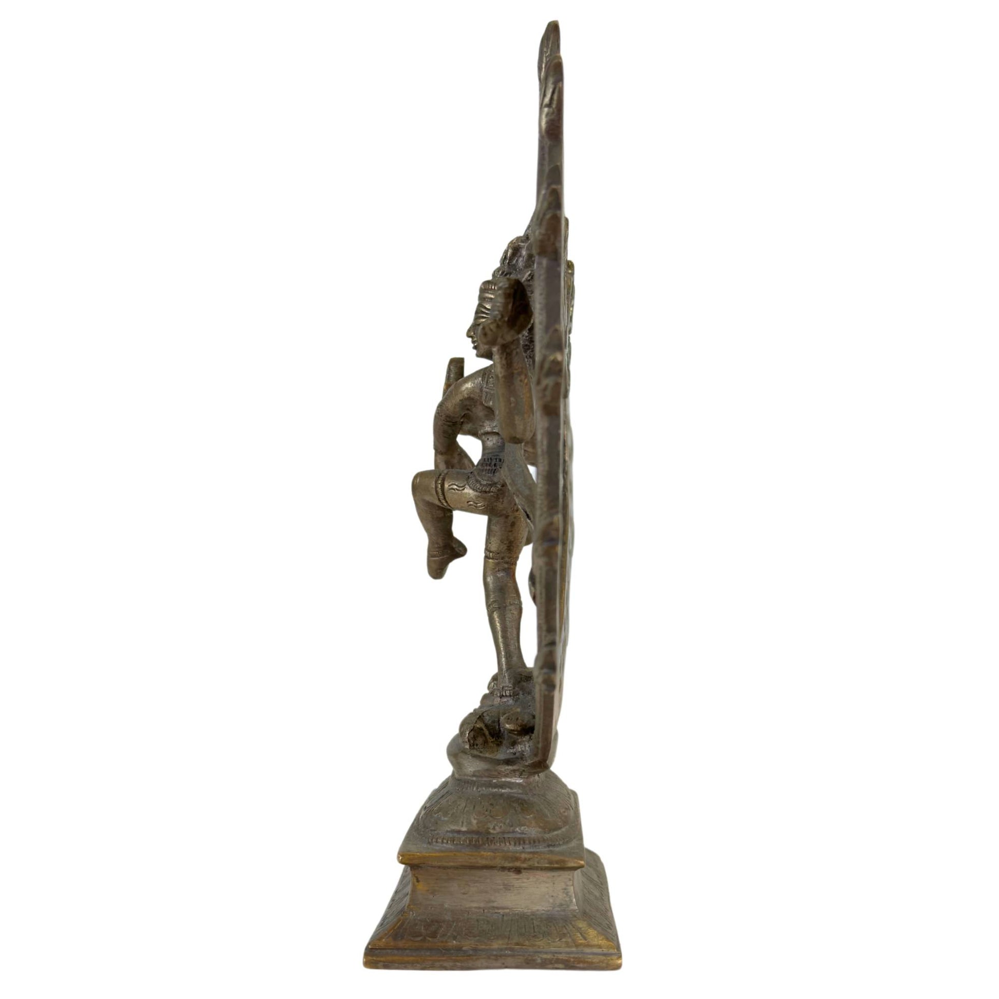 Antieke Indiase bronzen Nataraja met decoratieve halo en vlammotieven