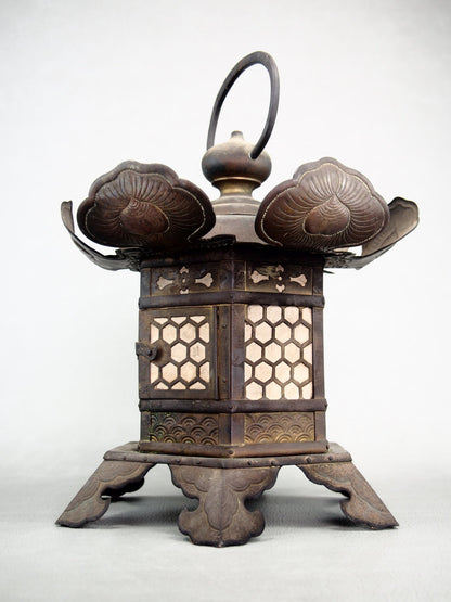 Museale Japanse bronzen tempellantaarn Tsuru-doro vroege Meiji-periode ca 1875