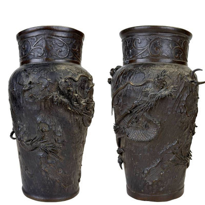 Paar antieke Japanse Meiji vazen van zwaar Sawari-brons met drakenmotief.
