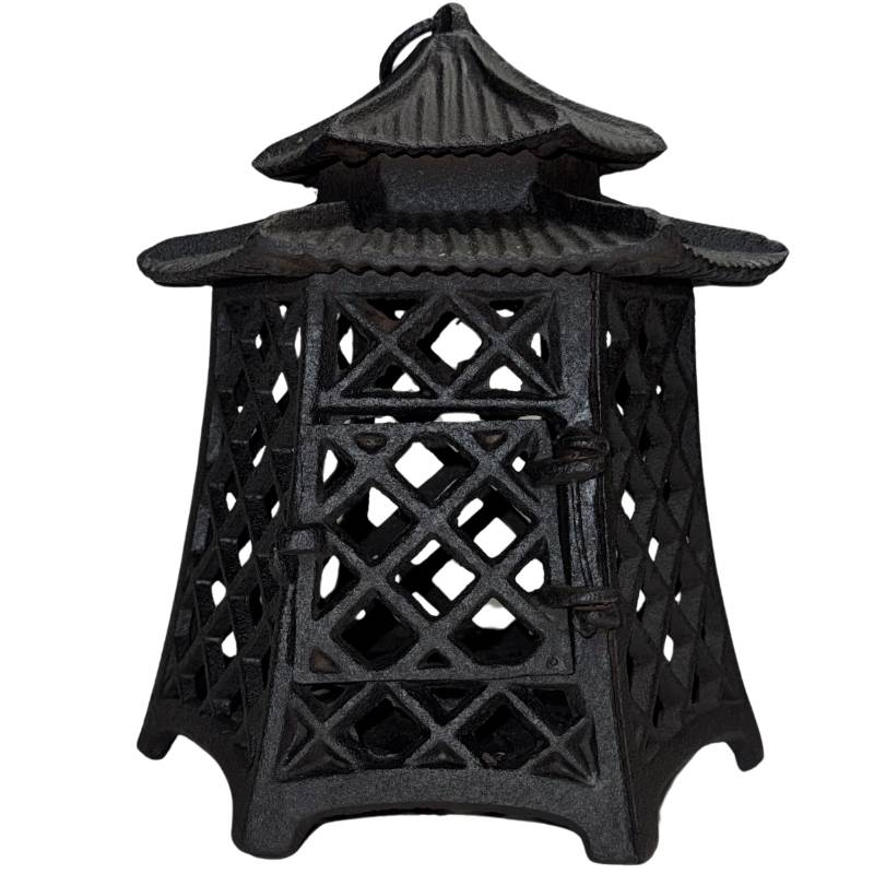 Antieke Japanse pagode lantaarn van zwaar gietijzer