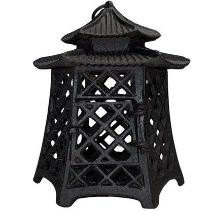 Antieke Japanse pagode lantaarn van zwaar gietijzer