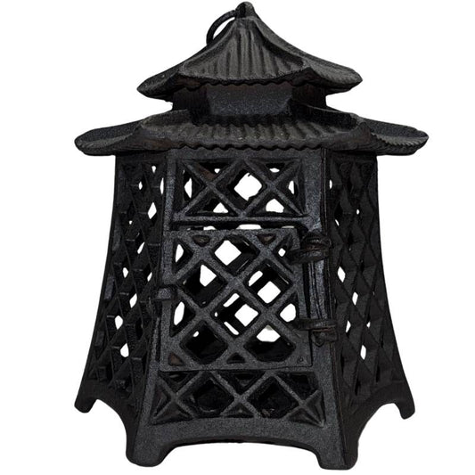 Antieke Japanse pagode lantaarn van zwaar gietijzer