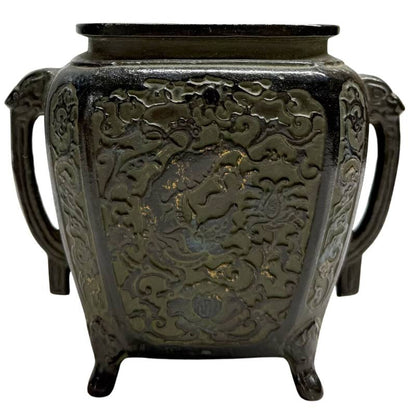 Vooraanzicht van de rechthoekige Japanse bronzen brander zonder deksel, tonend de binnenzijde van de opening en de drakenkoppen.