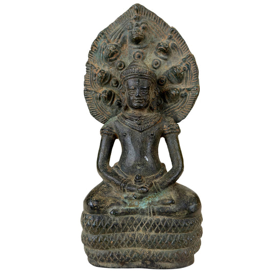 Antiek bronzen Khmer-stijl Boeddha beeld onder de Naga-kap.
