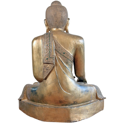 Volledig achteraanzicht van monumentale antieke Mandalay Boeddha