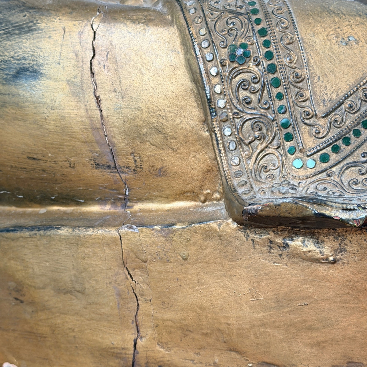 Detail van rechterarm en natuurlijke slijtage van antieke Mandalay Boeddha