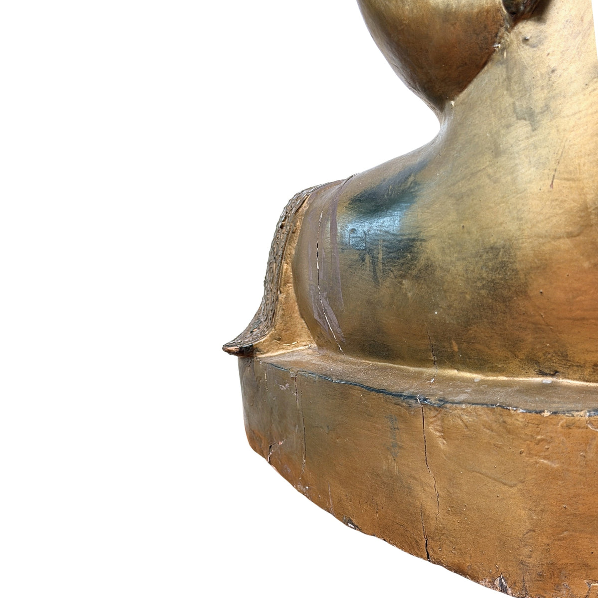 Close-up van oude scheur in sokkel en vergulde houtstructuur