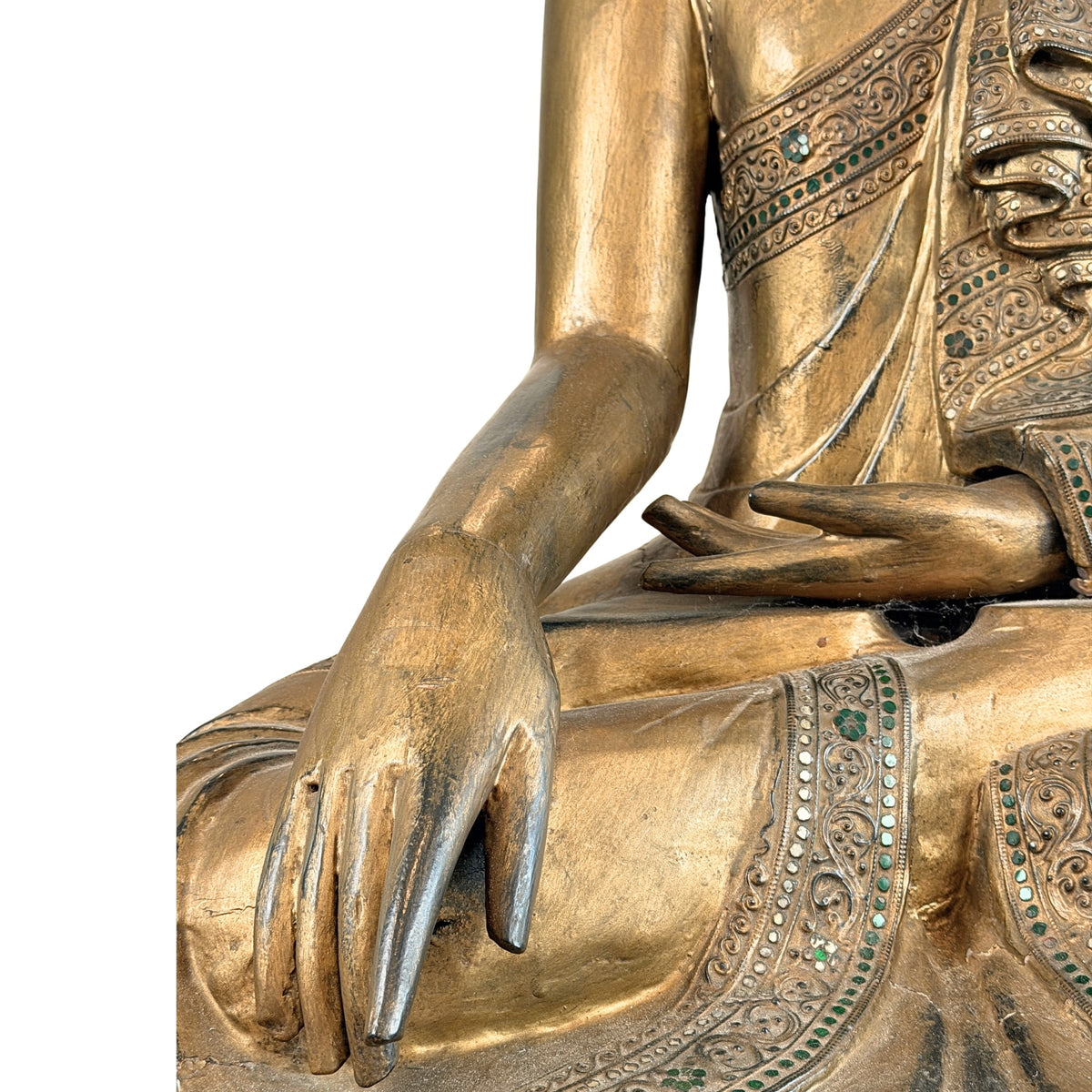 Detail van rechterhand in bhumisparsha mudra van antieke Mandalay Boeddha