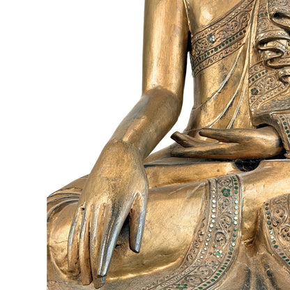 Detail van rechterhand in bhumisparsha mudra van antieke Mandalay Boeddha