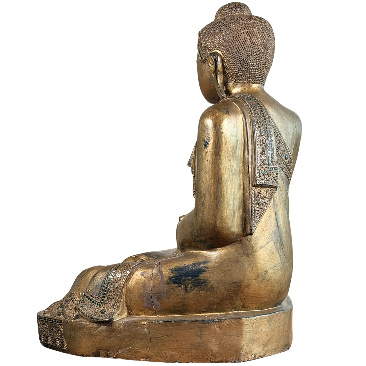 Monumentale antieke Mandalay Boeddha in driekwart aanzicht links
