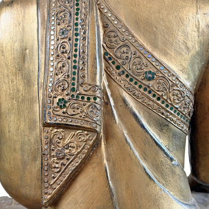 Detail van verguld gewaad en glasinleg op de rug