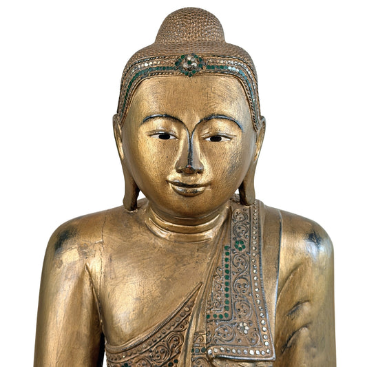 Detail van gezicht en ingelegde ogen van antieke Mandalay Boeddha