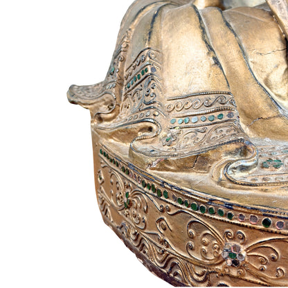 Detail van rechterhand en knie in bhumisparsha houding