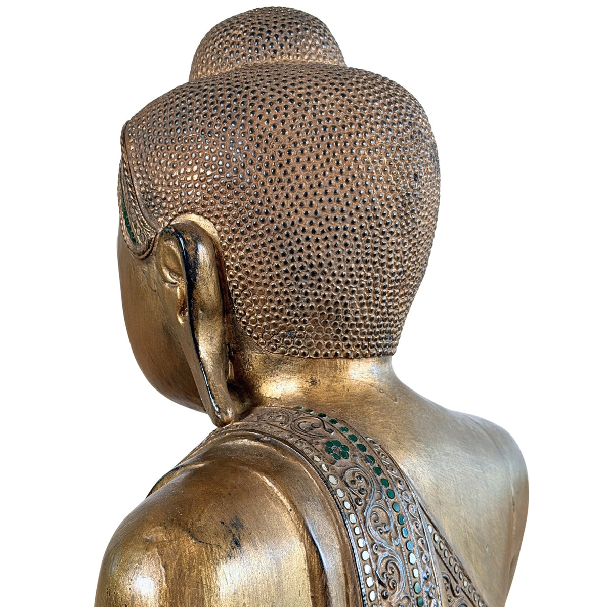 Detail van hoofd en ingelegde ogen van antieke Mandalay Boeddha vanuit links