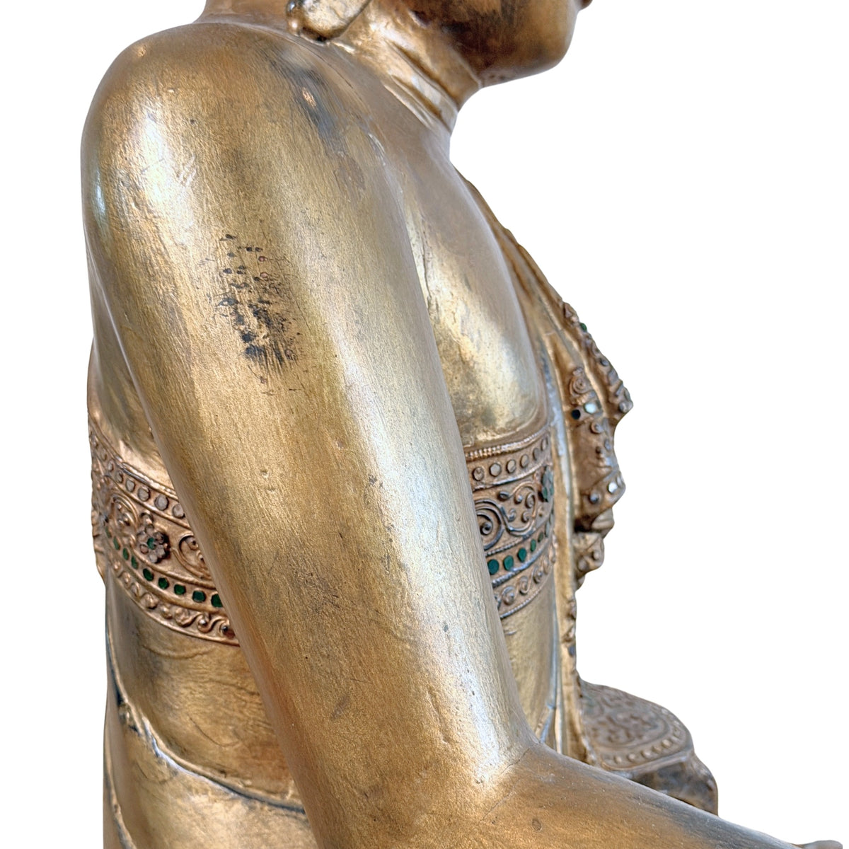 Detail van hoofd, oor en haarstructuur van antieke Mandalay Boeddha