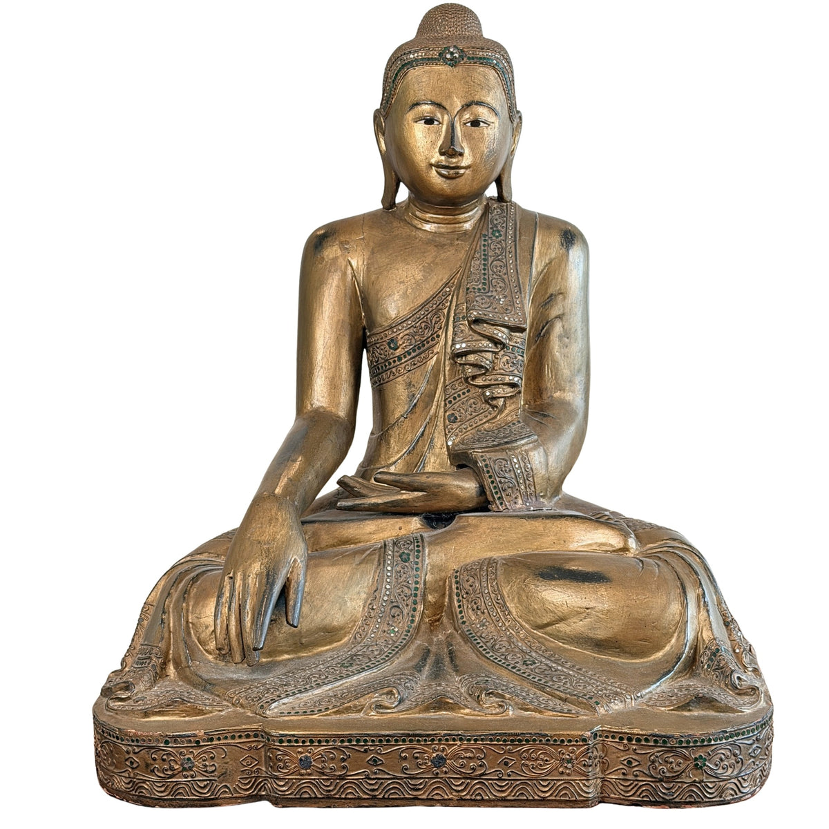 Monumentale antieke Mandalay Boeddha in verguld hout met glasmozaïek, vooraanzicht