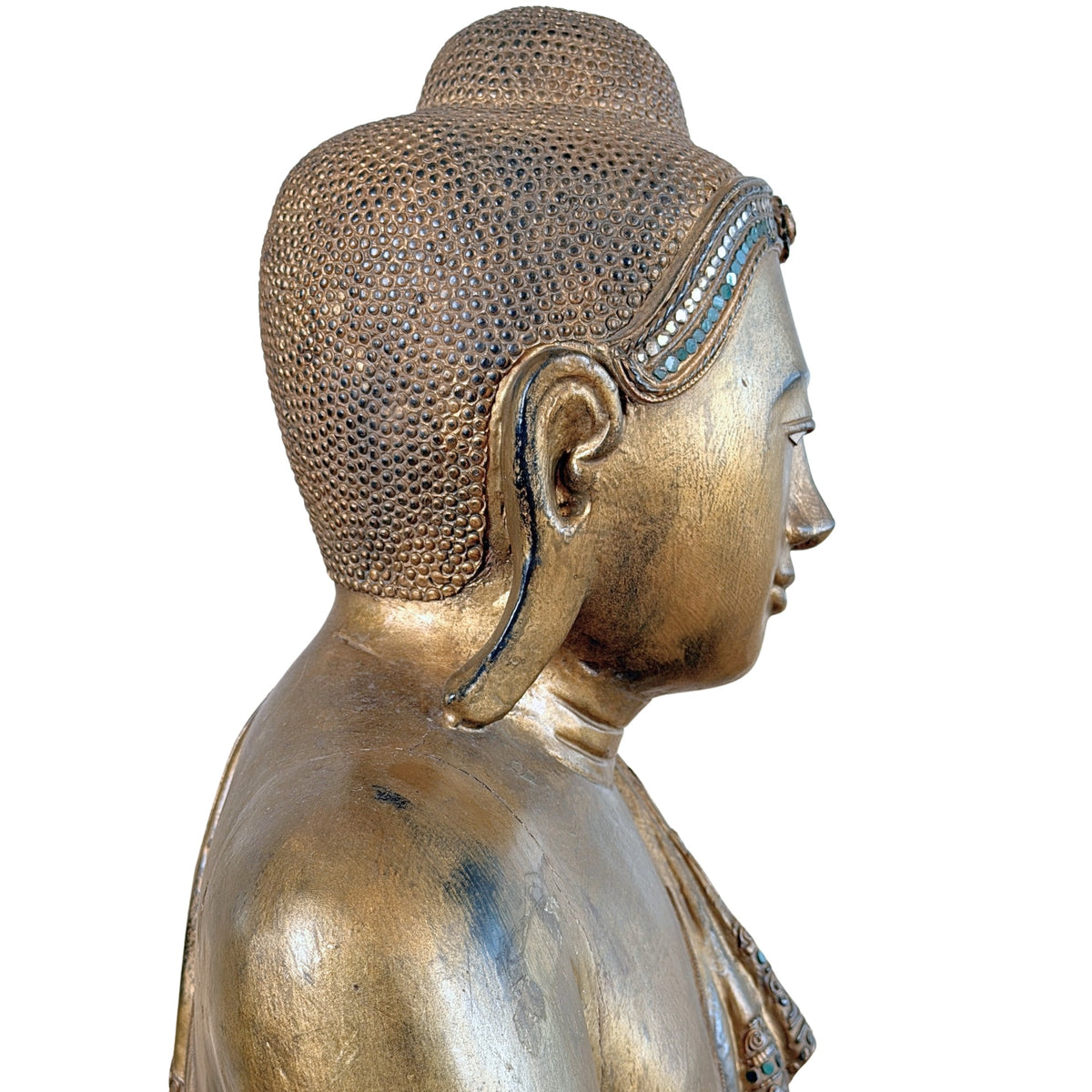 Volledig rechter zijaanzicht van monumentale antieke Mandalay Boeddha