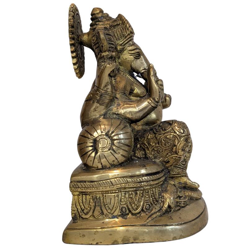 Nepalese Ganesha op rijk gedecoreerde troon met gegraveerde details