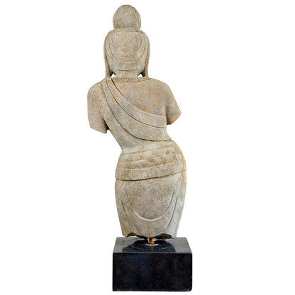 Volledig achteraanzicht van monumentale antieke stenen Guanyin