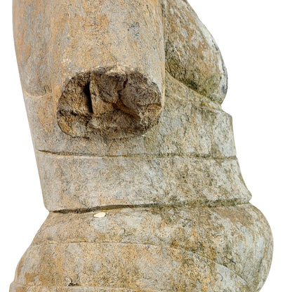 Close-up van steenstructuur en oude armbreuk van antieke Guanyin