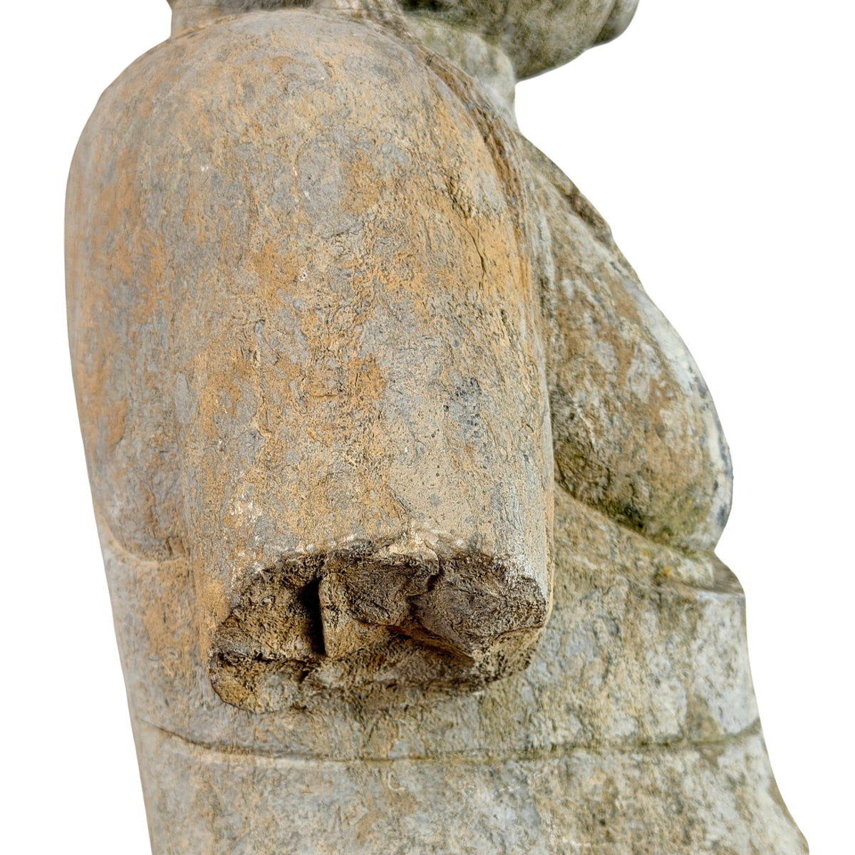 Detail van oude breuk aan rechterarm van antieke stenen Guanyin